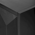 Meuble de rangement élégant avec buffet et lignes verticales, idéal pour le bureau, l'entrée et le salon