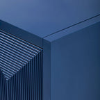 Meuble de rangement élégant avec buffet et lignes verticales, idéal pour le bureau, l'entrée et le salon
